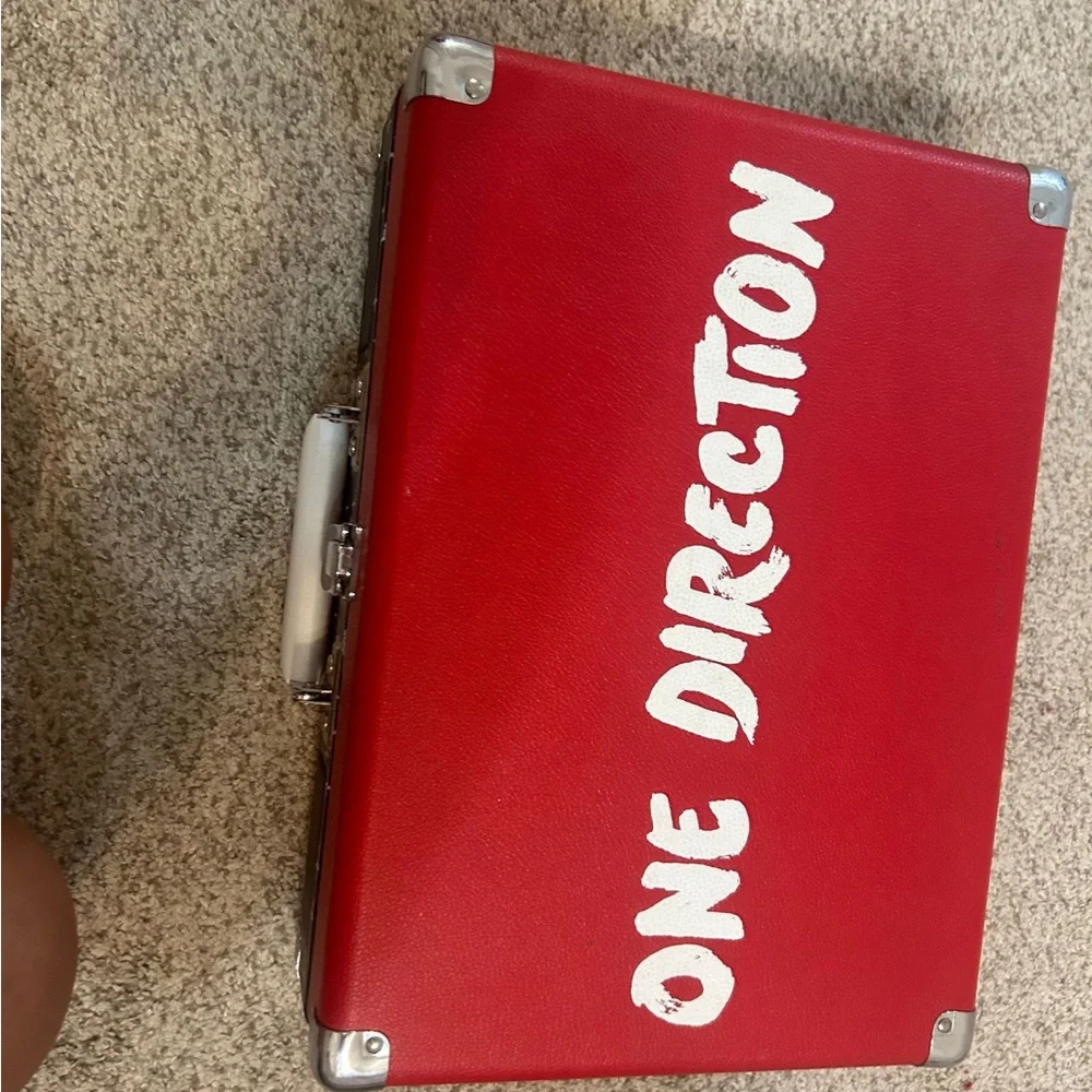 Red One Direction Suitcase - Picture 4 of 4